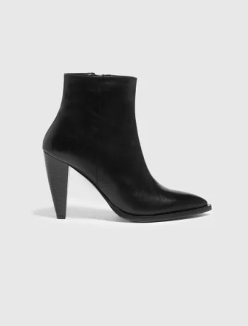 Pointy-toe ankle boots
